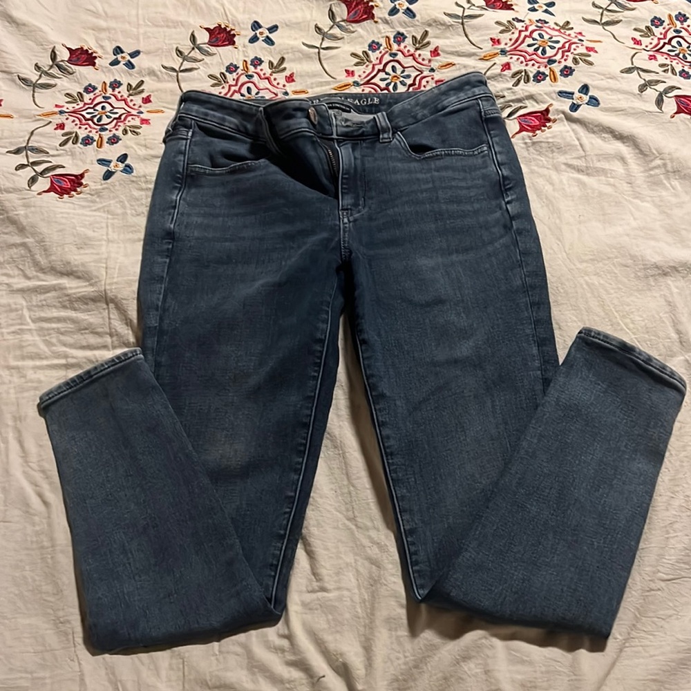 High rise AE jegging. EUC. Size 8. Medium wash.